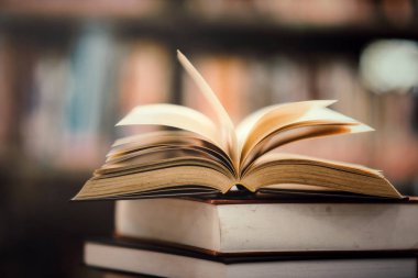 Kütüphanede açık ders kitabı ve eğitim öğrenme konseptiyle kitap