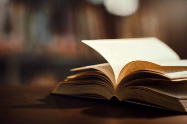 Kütüphanede açık ders kitabı ve eğitim öğrenme konseptiyle kitap