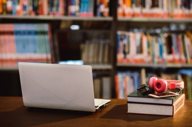 kütüphane odasında işyerinde dizüstü bilgisayar ve kitap,Eğitim 