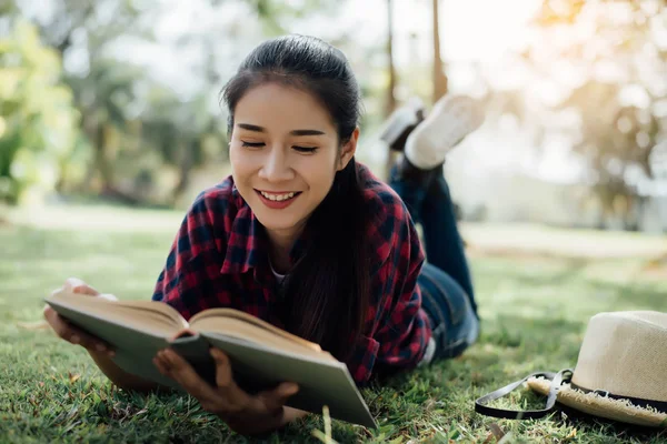 Bella ragazza nella foresta d'autunno leggendo un libro.woman tiene un boo — Foto Stock