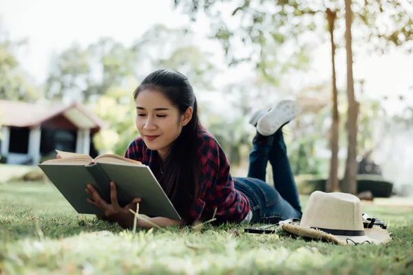 Bella ragazza asiatica in autunno foresta leggere un book.woman detiene — Foto Stock