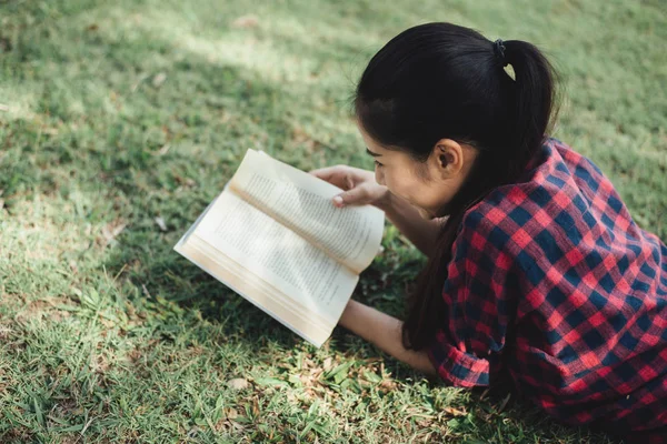 Bella ragazza nella foresta d'autunno leggendo un libro.woman tiene un boo — Foto Stock