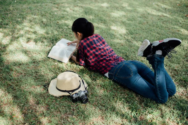 Menina bonita na floresta de outono lendo um livro.woman detém um boo — Fotografia de Stock