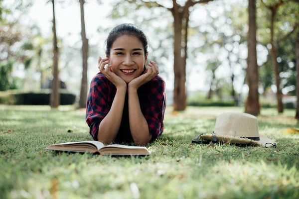 Bella ragazza in autunno foresta leggendo un libro.donna sorridente arguzia — Foto Stock