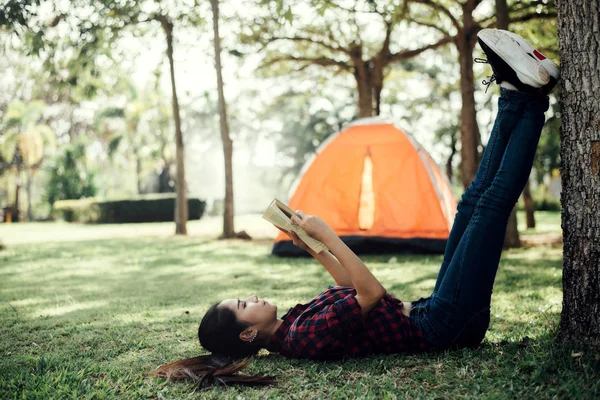 Bella ragazza nella foresta d'autunno leggendo un libro.woman tiene un boo — Foto Stock