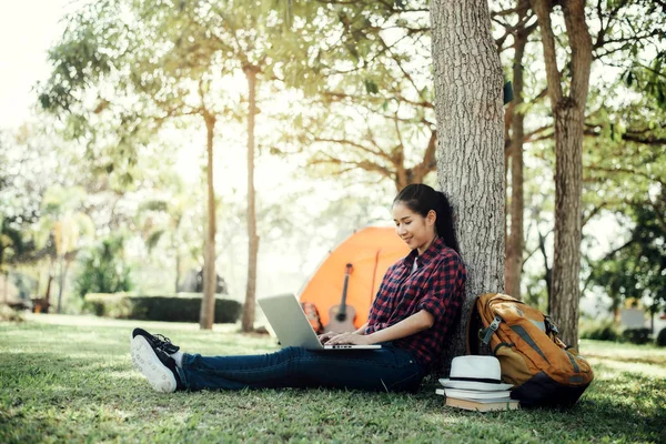 Giovane bella asiatico ragazza utilizzando laptop. — Foto Stock