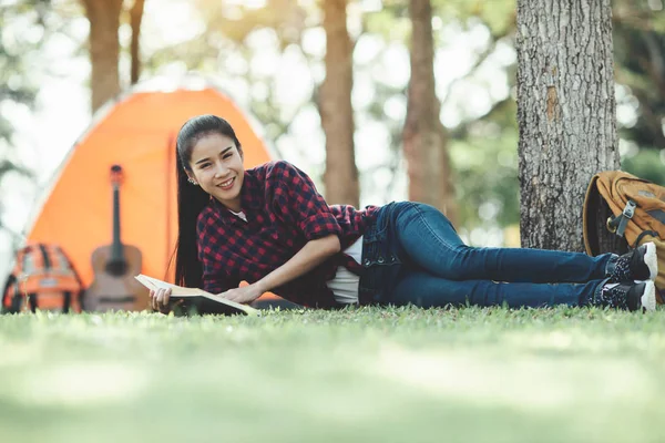 Bella ragazza lettura libro sull'erba — Foto Stock