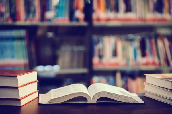 Kütüphanede açık ders kitabı ve eğitim öğrenme konseptiyle kitap