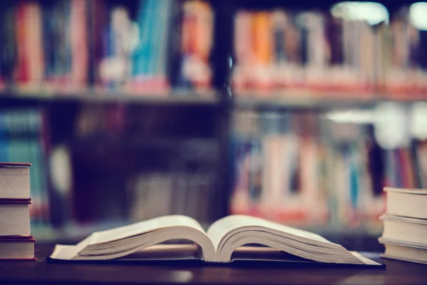 Książka w bibliotece z otwartym podręcznikiem, koncepcja kształcenia — Zdjęcie stockowe
