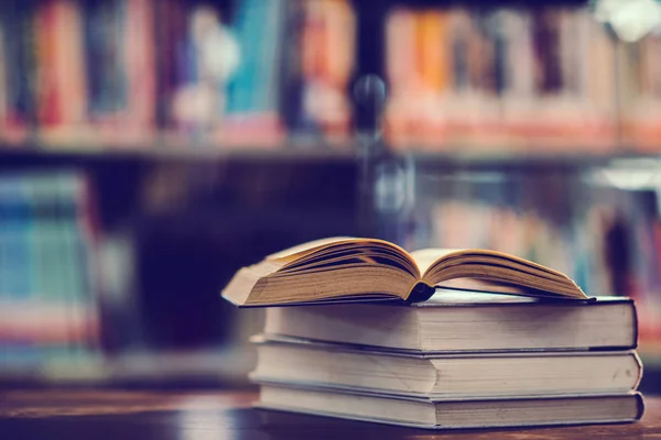 Kütüphanede açık ders kitabı ve eğitim öğrenme konseptiyle kitap