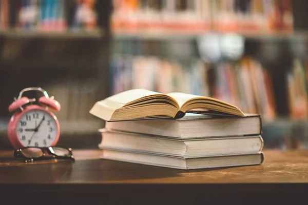 Kütüphanede açık ders kitabı ve eğitim öğrenme konseptiyle kitap