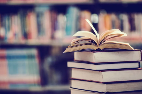 Kütüphanede açık ders kitabı ve eğitim öğrenme konseptiyle kitap