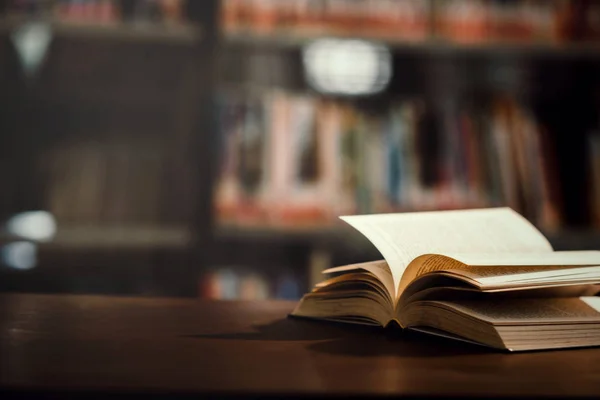 Kütüphanede açık ders kitabı ve eğitim öğrenme konseptiyle kitap