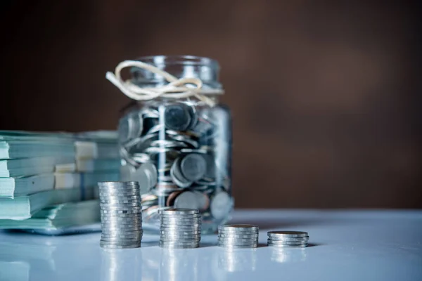 Geldflaschen mit Münzen im Sparkonzept — Stockfoto