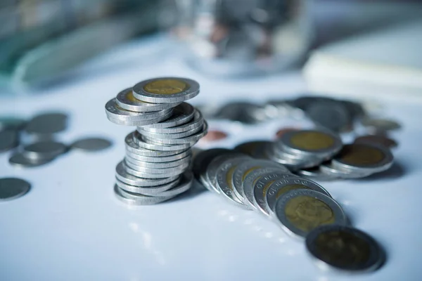 Geldflaschen mit Münzen im Sparkonzept — Stockfoto
