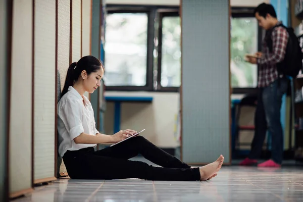 年轻学生学习，有背景的图书馆书架 — 图库照片