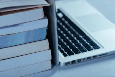 Kütüphanede eğitim kavramı, kitaplar ve dizüstü bilgisayar