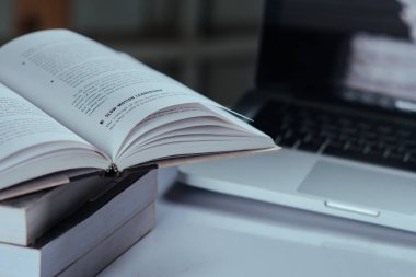 Kütüphanede eğitim kavramı, kitaplar ve dizüstü bilgisayar