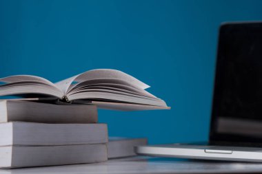 Kütüphanede eğitim kavramı, kitaplar ve dizüstü bilgisayar