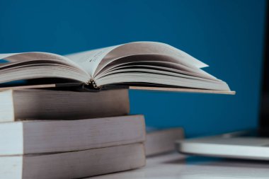 Kütüphanede eğitim kavramı, kitaplar ve dizüstü bilgisayar