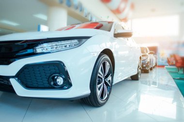 Yeni park edilmiş modern, güzel sergi salonu ve satılan arabalar.