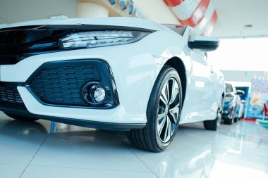 Yeni park edilmiş modern, güzel sergi salonu ve satılan arabalar.