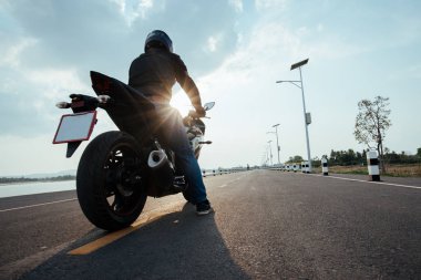 Motosikletli yolda. Boş arabayı sürerken eğleniyorum.