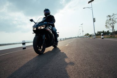 Motosikletli yolda. Boş arabayı sürerken eğleniyorum.