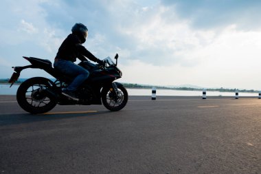 Motosikletli yolda. Boş arabayı sürerken eğleniyorum.