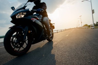 Motosikletli yolda. Boş arabayı sürerken eğleniyorum.