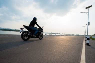 Motosikletli yolda. Boş arabayı sürerken eğleniyorum.