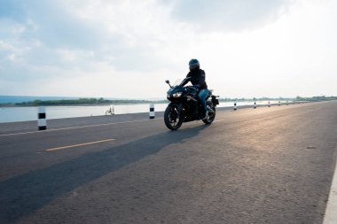 Motosikletli yolda. Boş arabayı sürerken eğleniyorum.