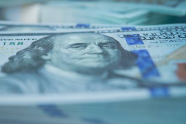 Yakından Benjamin Franklin 'in yüz dolarlık görüntüsünü seçin.