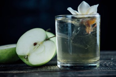 meyve dilimleri ahşap arka planda