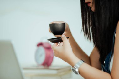 Kafede fincanlı kahveli kadını kapat.  