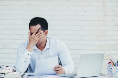 Yaratıcı ofiste çalışan yakışıklı genç bir iş adamı.