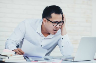 Yaratıcı ofiste çalışan yakışıklı genç bir iş adamı.