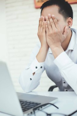 Yaratıcı ofiste çalışan yakışıklı genç bir iş adamı.