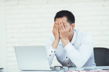 Yaratıcı ofiste çalışan yakışıklı genç bir iş adamı.