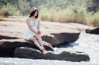 Şelale ile nehirde kaya asyalı güzel kadın