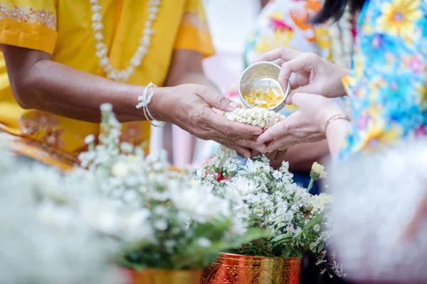 Close-up hand houden bloem op lied-kan traditie van Thailand — Stockfoto