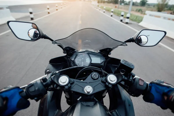 Motosikletli yolda. Boş arabayı sürerken eğleniyorum.