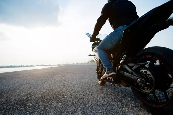 Motosikletli yolda. Boş arabayı sürerken eğleniyorum.