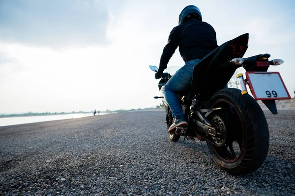 Rider Motocykl na drodze jazdy. dobrze się bawić prowadząc pusty — Zdjęcie stockowe