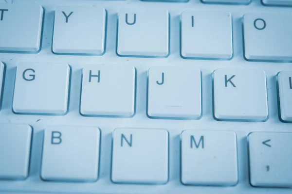 Cierre el teclado seleccionado de un ordenador — Foto de Stock