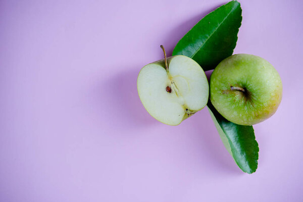 фрукты скользят на розовом фоне