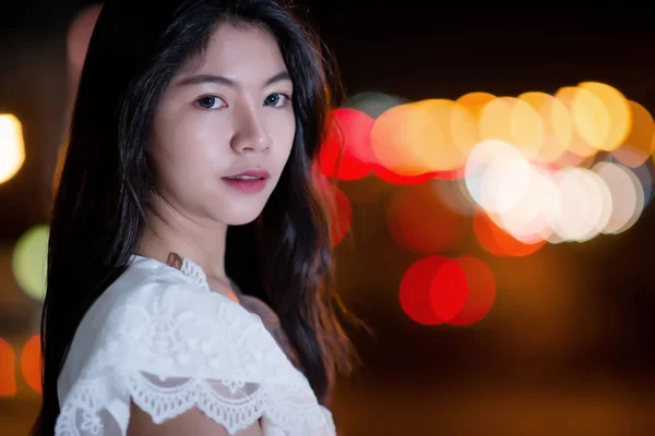 Молода красуня жінка в білому платті нічного світла — стокове фото