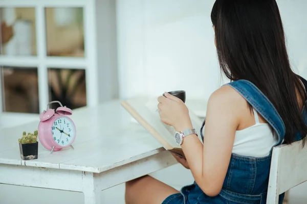 Bella donna con libro di lettura — Foto Stock