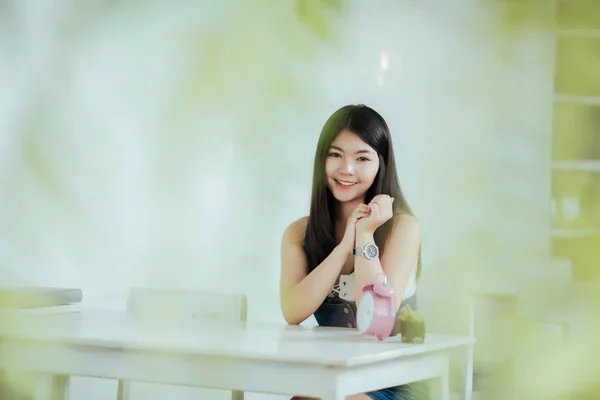 Mooie vrouw ontspannen en glimlachen in de coffeeshop — Stockfoto