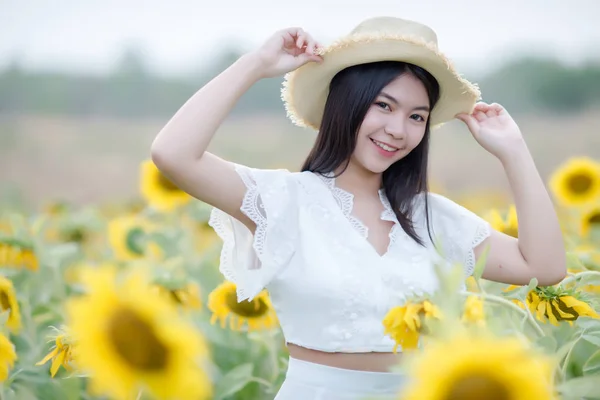 Красива сексуальна жінка в білій сукні, що йде на полі сонця — стокове фото